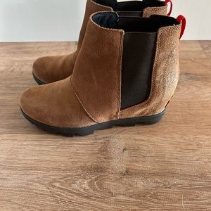 Sorel Chelsea boots for girls. Size 4. Lightly worn. Fantastic shape!